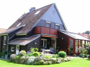 a house with a gambrel roof with a garden at Ferienwohnung Zeidler in Braunlage