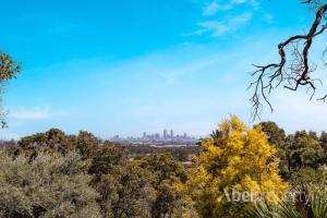 une vue d'une ville depuis l'horizon dans l'établissement Historical cottage in the hills, à Greenmount 1 autre photo