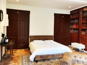 a bedroom with a bed and a couch at Dejean Vintage-wifi-centre-ville-Vélo in Castelnaudary