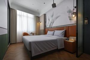 Postel nebo postele na pokoji v ubytování Renjoy Hotel -Xiamen Zhongshan Road Pedestrian Street