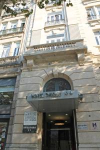 un edificio con una señal de transporte del hotel delante de él en Hotel Chique Aliados, en Oporto