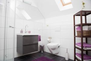 Koupelna v ubytování Ferienwohnungen Elsbacher Hof + 53 fotografií