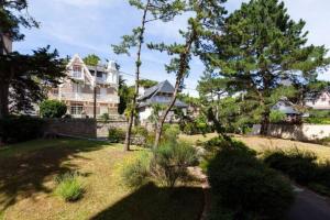 une grande maison avec une cour arborée dans l'établissement Un duplex à la mer, à La Baule