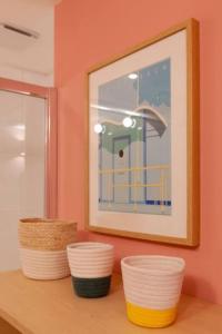 trois paniers posés sur une étagère sous un tableau dans l'établissement Un duplex à la mer, à La Baule 24 autres photos