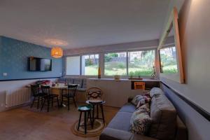 un salon avec un canapé et une table dans l'établissement Un duplex à la mer, à La Baule
