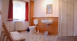 Un baño con inodoro, lavabo y ducha. en Ruegen Fewo 106, en Wiek auf Rügen 20 fotos más