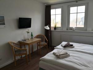 Postel nebo postele na pokoji v ubytování Gaestehaus _ Strandhalle