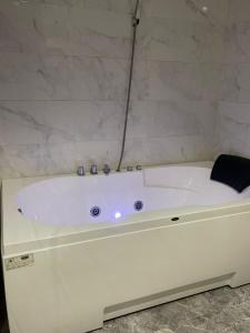 Koupelna v ubytování رمادا نيت للشقق المخدومة + 31 fotografií