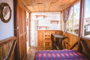 a small room with a table and a window at Hostal La Casa De Lili in Salento