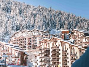 budynek pokryty śniegiem przed górą w obiekcie Appartement 2 Pièces à La Tania, 4 Pers, Skis aux Pieds, Balcon Est - FR-1-182A-6 w Courchevel