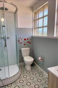 Koupelna v ubytování Villa pour 6 pers - vue mer - 5 min d'un site magnifique - Lanmodez - Paimpol, Côtes d'Armor, Bretagne