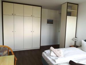 Postel nebo postele na pokoji v ubytování Gaestehaus _ Strandhalle