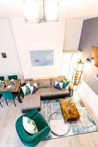 ein Wohnzimmer mit Sofa und Tisch in der Unterkunft Stylish 6-Bedroom House, Ideal for Contractors! in Monkwearmouth