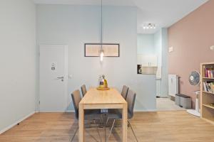 une salle à manger avec une table et des chaises dans l'établissement Apartment Uthman Berlin-Neukölln, à Berlin
