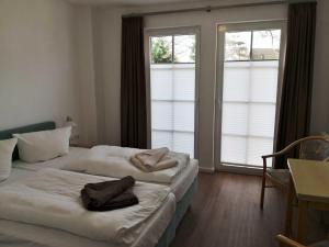 Postel nebo postele na pokoji v ubytování Gaestehaus _ Strandhalle
