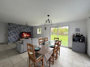 Dapur atau dapur kecil di Les dunes, maison neuve 8 p bien équipée jardin clos, parking, garage à 850 m de la plage et centre bourg, sur plages du débarquement près Arromanches et Bayeux