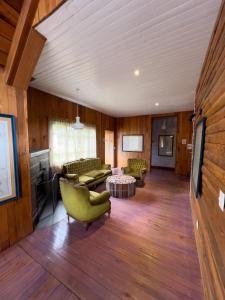 a large living room with couches and a table at Wesley House Hosteria Boutique in San Martín de los Andes