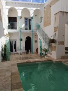 una villa con piscina di fronte a una casa di casa la zarzamora a Jerez de la Frontera