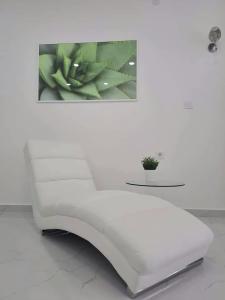 biała ławka w pokoju z obrazem na ścianie w obiekcie Merter Apartments w mieście Kawadarci