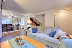 Χώρος καθιστικού στο Walk to Parks and Bay Olympia Duplex with Fenced Yard