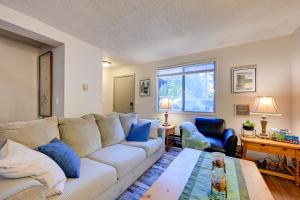 Χώρος καθιστικού στο Walk to Parks and Bay Olympia Duplex with Fenced Yard