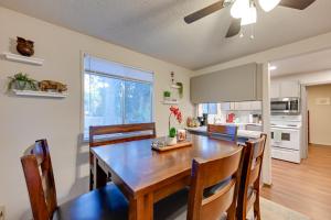 Η κουζίνα ή μικρή κουζίνα στο Walk to Parks and Bay Olympia Duplex with Fenced Yard