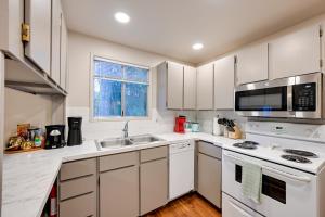 Η κουζίνα ή μικρή κουζίνα στο Walk to Parks and Bay Olympia Duplex with Fenced Yard