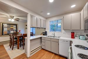 Η κουζίνα ή μικρή κουζίνα στο Walk to Parks and Bay Olympia Duplex with Fenced Yard