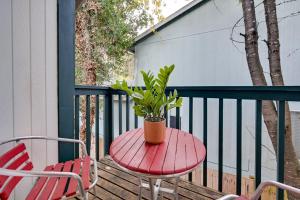 Μπαλκόνι ή βεράντα στο Walk to Parks and Bay Olympia Duplex with Fenced Yard