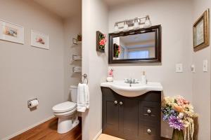 Ένα μπάνιο στο Walk to Parks and Bay Olympia Duplex with Fenced Yard +18 φωτογραφίες
