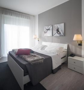 a bedroom with a large bed and a window at Roero Park Hotel in Sommariva Perno