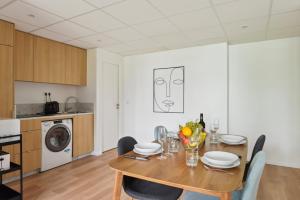 une cuisine et une salle à manger avec une table et des chaises dans l'établissement 314 Suite Monnier - Superb apartment in Paris, à Paris