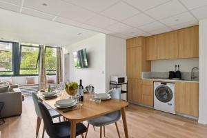 une cuisine et un salon avec une table et des chaises dans l'établissement 314 Suite Monnier - Superb apartment in Paris, à Paris
