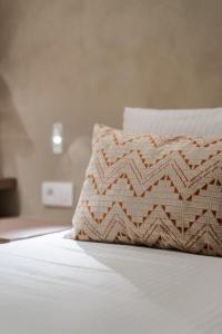 un primer plano de una cama con una almohada en ella en Hotel Astoria Gent, en Gante