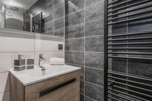 a bathroom with a sink and a mirror at Cristal Des Alpes - Superb T3 - Vue Mont-Blanc in Les Houches +9 photos