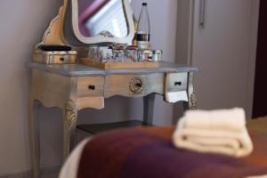 a dressing table with a mirror on top of it at Crescent Victoria Hotel in Margate +26 photos