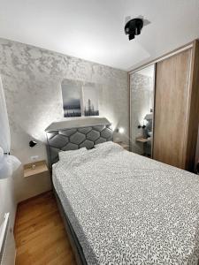 a bedroom with a large bed in a room at Apartman Njegoš Lux Titova vila in Palisad