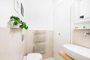 Łazienka z białą toaletą i umywalką w obiekcie Amazing, new & fully furnished studio in Duomo w Mediolanie +17 zdjęć