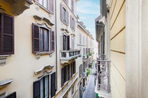 alejka pomiędzy dwoma budynkami z zamkniętymi oknami w obiekcie Amazing, new & fully furnished studio in Duomo w Mediolanie