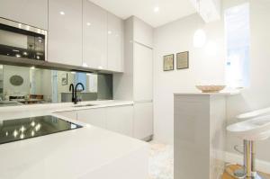 A kitchen or kitchenette at Minty Stay - Atocha 4 BD