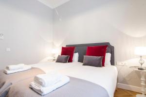 A bed or beds in a room at Minty Stay - Atocha 4 BD