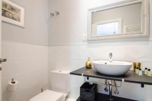 A bathroom at Minty Stay - Atocha 4 BD