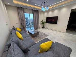 TV a/nebo společenská místnost v ubytování Modern Luxury Apartment - New Cairo