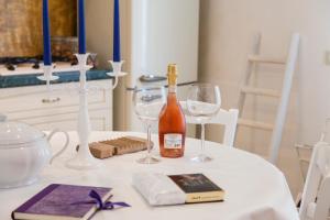 a bottle of wine and two wine glasses on a table at Le Terrazze in Otranto