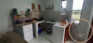 Una pequeña cocina con fregadero y encimera. en Posada LA MARRU, en Paraguarí