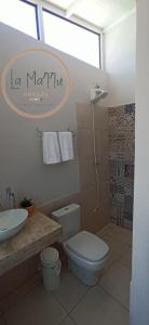 Un baño con inodoro, lavabo y ducha. en Posada LA MARRU, en Paraguarí