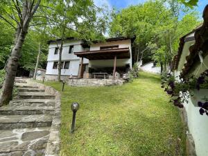 特罗扬Forest Hill的一座房子,旁边是草地庭院