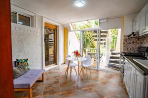 a kitchen and dining room with a table and chairs at Casa Estrellas Mirabal in Sosúa