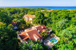 an aerial view of a house with a swimming pool and the ocean at Casa Estrellas Mirabal in Sosúa