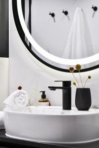 baño con lavabo blanco y espejo grande en Salamandra SPA Jacuzzi, Sauny, Tężnia, panorama Tatr, en Kościelisko 57 fotos más